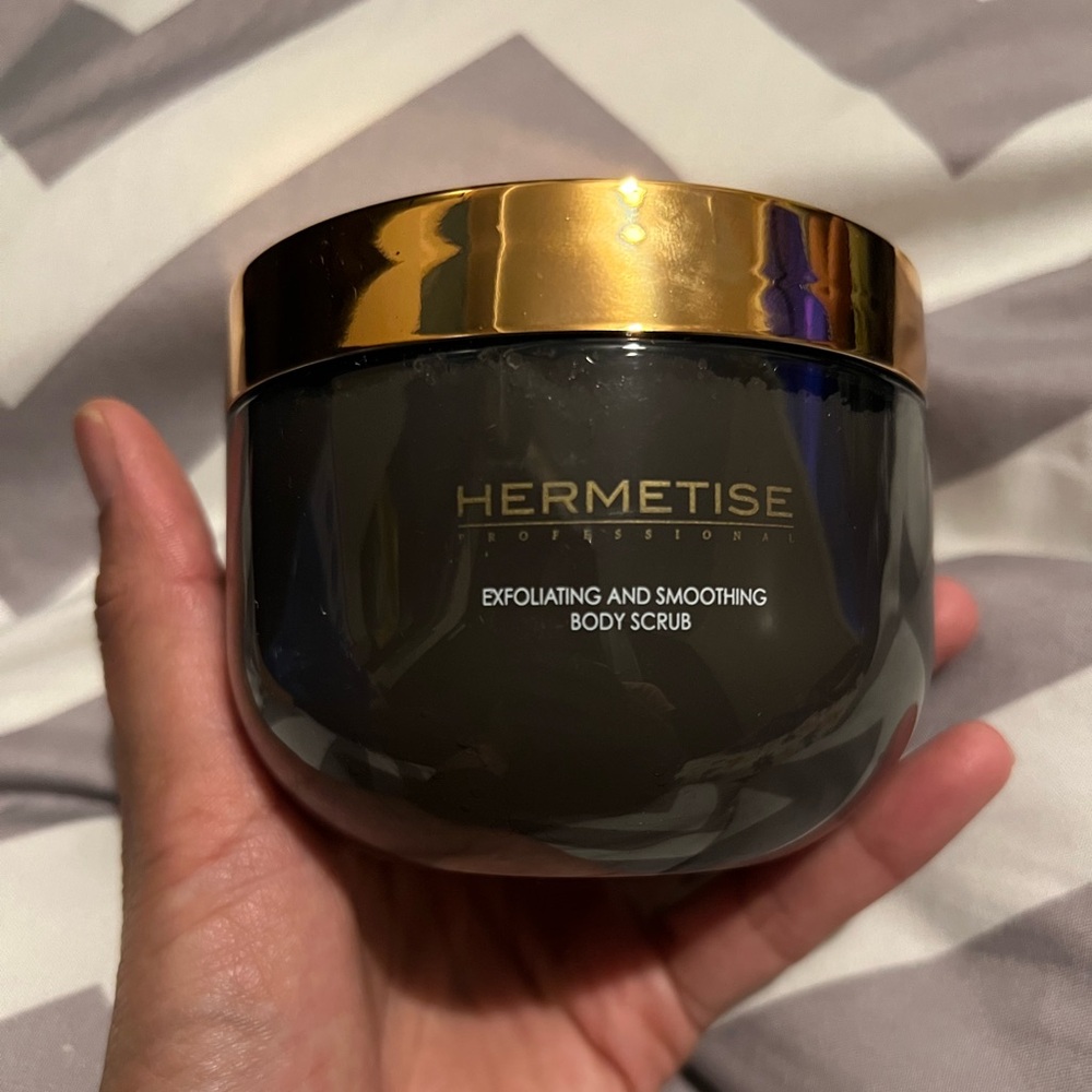 Hermetise exfoliating body scrub